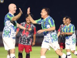Gianni dan Iwan Bule Asik Main Bola, Vino G Bastian: Lebih Baik Main ke Rumah Korban Tragedi Kanjuruhan Bareng