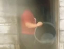 Hendak Tagih Utang ke Emak-emak, Pria Ini Malah Disirami Air