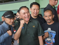 Tolak Mundur dari Ketua PSSI, Iwan Bule Sebut Masyarakat Tak Ngerti Aturan, Netizen: Nggak Punya Malu!