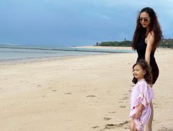 Aura Kasih Pose Bareng Anak di Pantai, Papa Baru Mana?