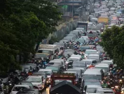 Antisipasi Kemacetan akibat Cuaca Ekstrem, Dishub DKI Jakarta Kerahkan Ratusan Personel ke Jalan