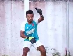 Lihat Tingkah Kocak Yakob Sayuri Saat Pura-pura Jadi Kiper di Latihan PSM Makassar