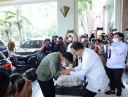 Cium Tangan Anies yang Disebut Antitesa Jokowi, Jhon Sitorus Puji Gibran Ajarkan Adat Ketimuran