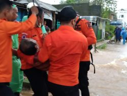 Terjebak Banjir Setinggi Lutut, Pria Lumpuh di Makassar Dievakuasi
