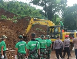 Pasukan Batalyon Zipur 3 Yudha Wyoghra Membersihkan Longsoran Tanah di Jalan Raya Cugenang Kilometer 8
