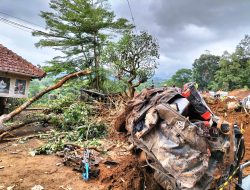 Satu Mobil yang Tertimbun Longsor Berhasil Dievakuasi di Jalan Raya Cugenang