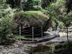 Perahu Batu Penuh Misteri, Sensasi Berwisata di Desa Samangki