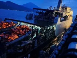 KM Mutiara Timur I Terbakar, Ratusan Penumpang Dievakuasi TNI ALI
