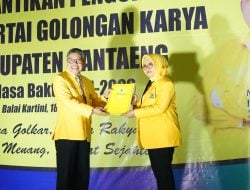 Pelantikan Golkar Bantaeng, Taufan Pawe Pasangkan Jas Kebesaran Golkar Untuk Liestiaty Nurdin Abdullah