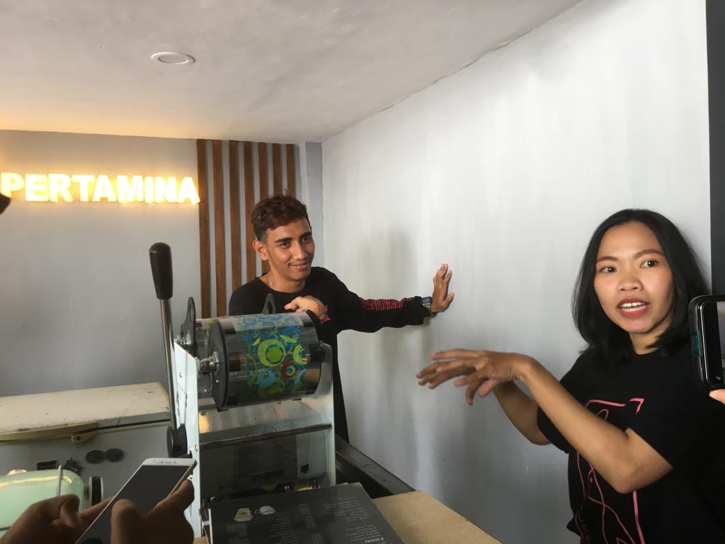 Elton anggota komunitas Kelab bersama pendiri Kelab, Donna C Renata. (Mirsan/Fajar)