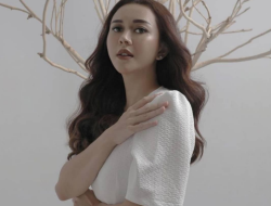 Indra Bruggman Bayangkan Aura Kasih Pakai Baju Ini di Rumah, Katanya Lebih Enak …