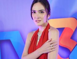 Shandy Aulia Berpose di Ranjang Pakai Selimut, Aduhai