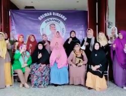 Catat Bukan dari Oligarki! Emak-emak Pendukung Anies Patungan Bantu Korban Banjir Makassar