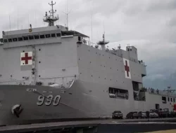 Cuaca Esktrem Buat Transportasi ke Pulau Bawean Lumpuh, TNI AL Kerahkan KRI Soeharso