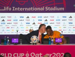 Jadi Man of the Match, Dumfries Dapat Ciuman di Jumpa Pers Babak 16 Besar Piala Dunia 2022