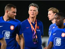 Pelukan, Ciuman, dan Tarian Louis Van Gaal di Piala Dunia 2022