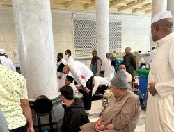 Ganjar Jadi Sorotan Saat Salat di Mekkah, Warganet: Rukuk Kok Gitu? Encok?