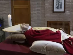 Foto Jenazah Paus Emeritus Benediktus XVI Dibagikan Vatikan, Ini Penampakannya