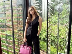 Mama Cantik! Pose Aura Kasih Pakai Dress Ketat Bikin Ogah Kedip