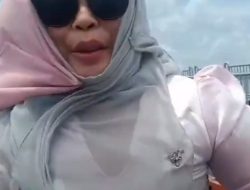 Viral Ibu-ibu Asyik Ngevlog di Atas Mobil Mewah, Netizen: Pas Muda Maharnya Tinggi