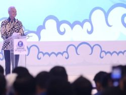 Kader PAN Pakai Sarung saat Rakornas, Ganjar Pranowo Ajak Borong Sarung di Solo dan Pekalongan