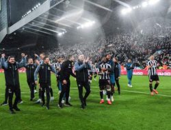 Newcastle United Kembali Lolos Final setelah 47 Tahun, Howe Bahagia, Jones Kesal