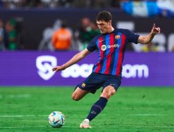 Newcastle Coba Bajak Bek Andalan Barcelona