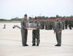 Panglima TNI Sematkan Brevet Wing Kehormatan Penerbang TNI AU untuk Prabowo