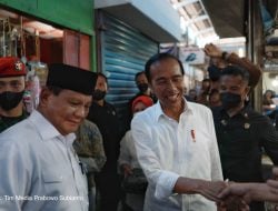 Blusukan Bareng ke Pasar, Jokowi Beli Baju Koko, Prabowo Pilih Peci