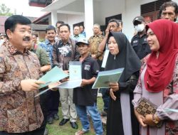 Kunjungi Palangkaraya, Hadi Tjahjanto Serahkan Sertifikat PTSL dan Rumah Ibadah
