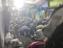 Pasca Tragedi Runtuhnya Kubah Masjid di Makassar, Jemaah Laksanakan Salat Tarawih di Jalanan