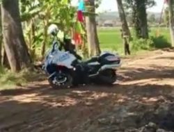 Viral Panitia Kunker Jokowi Beri Akses Jalan Rusak, Motor Pengawal Presiden Jatuh Terpeleset