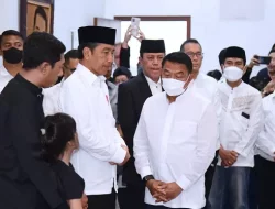 Lepas Istri Moeldoko, Jokowi Ikut Salat Jenazah