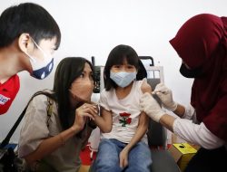Vaksinator Harus Sabar Membujuk Anak
