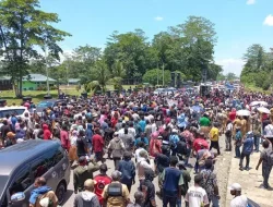 Tolak Politisasi Hukum terhadap Johannes Rettob, Ribuan Massa Demo Kejari Mimika