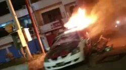 Tangkapan layar video perusakan kendaraan dinas kepolisian buntut bentrok TNI vs Polri di Kota Kupang, Rabu (19/4) tengah malam sampai merusak rumah dinas Kapolda NTT Irjen Johni Asadoma. (Istimewa)