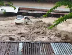 Banjir Bandang Terjang Kawasan Wisata Sungai Sembahe, Mobil Minibus Terbawa Arus