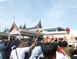 Tiba di Sumbar Disambut Ribuan Orang, Seruan Prabowo Presiden Menggema