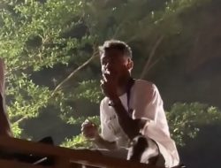 Momen Lucu Yakob Sayuri, Makan Mangga di Konvoi Juara PSM Makassar di Kota Parepare