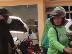 Viral! Antreannya di SPBU Diserobot, Ibu-ibu Ini Murka