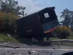 Truk Polisi Terguling di Tol Jagorawi, Beberapa Anggota Terluka