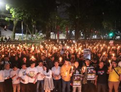 Batalnya Indonesia Jadi Tuan Rumah Piala Dunia Harus jadi Pelajaran Para Politisi, Suporter Nyalakan 1.000 Lilin untuk Sepak Bola Indonesia