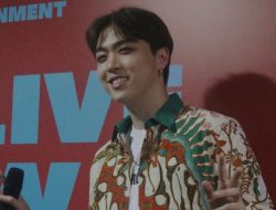 Junny Kenakan batik, Begini Ungkapkan Perasaannya dengan Tiga Emoji