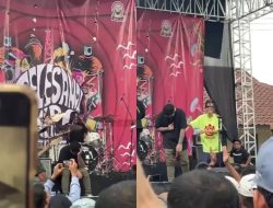 Detik-detik Widy Vierratale Elus Pundak Virgoun yang Menangis di Panggung