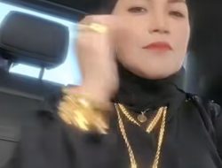 Ibunda Ayu Ting Ting Kena Sentil Netizen Gara-gara Pakai Emas Segepok