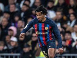 Terlalu Mahal, Arsenal Sulit Bajak Bek Barcelona