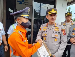 Aksi Heroik Selamatkan Pedagang dari Tabrakan Kereta Api, Rangga Diganjar Penghargaan dari Kapolrestabes Bandung