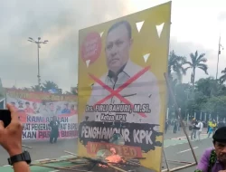 Peringatan May Day, Spanduk Bergambar Firli Bahuri Dibakar