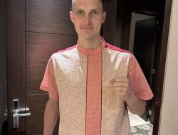 Viktor Axelsen Penasaran “Outfit Jumatan”, Janji Pakai Baju Koko jika Menang Indonesia Open 2023
