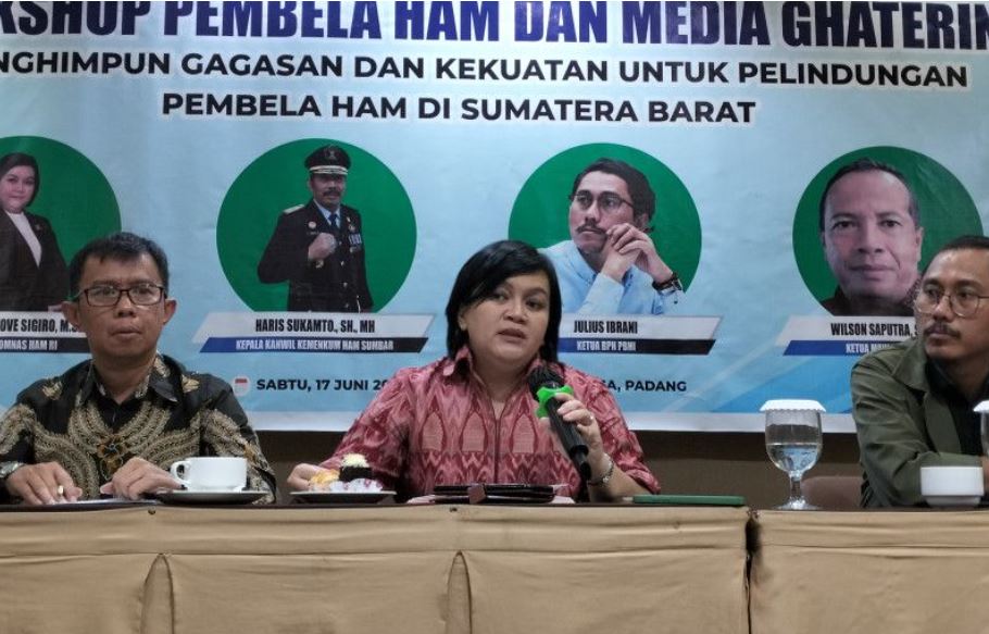 Ketua Komnas HAM RI Atnike Nova Sigiro (tengah) di Padang, Sabtu, (17/6/223). ANTARA/Muhammad Zulfikar.